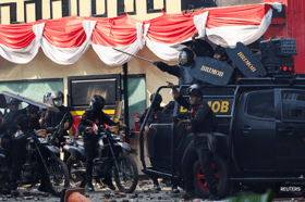 Polis, tentera Indonesia tingkat rondaan bendung rusuhan dan penjarahan