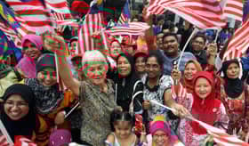 倒挂国旗交警依法处理  陆兆福：上门抗议“教人”属霸凌行为