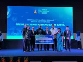 மாநிலத்திலுள்ள தமிழ்ப்பள்ளிகளுக்கு வெ.50 லட்சம் மானியம் மந்திரி புசார் ஒப்படைத்தார்