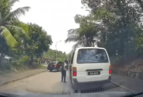 疑让学生冒险上下车  鲁莽校车司机被捕