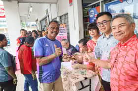 ரவாங் தொகுதியில் 100 பேருக்கு தீபாவளி பற்றுச்சீட்டுகள் - சட்டமன்ற உறுப்பினர் சுவா வழங்கினார்