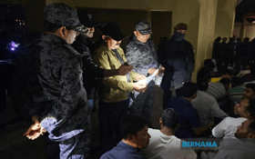 போர்ட் கிள்ளானில் குடிநுழைவுத் துறை அதிரடிச் சோதனை - 662 அந்நிய நாட்டினர் கைது