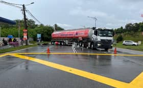 摩托迎面撞油槽车   21岁男保安命丧公路