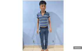 夜晚独自坐路中央  警吁少年家属领回