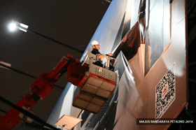 PJ mayor hits the ground to clamp down on illegal advertisements