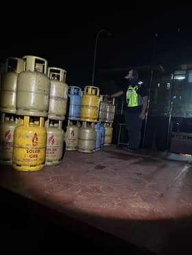 மிதக்கும் வீட்டில்  உள்நாட்டு வர்த்தக அமைச்சு சோதனை - 79 மானிய விலை சிலிண்டர்கள் பறிமுதல்  