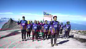 EXCO, kakitangan negeri tawan puncak Kinabalu, catat rekod MBOR