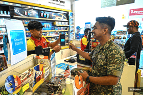 Penerima STR mula nikmati petrol RON95 pada harga RM1.99 seliter