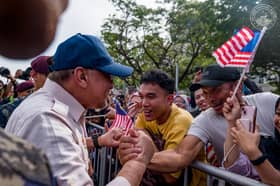 சுதந்திர தினத்தன்று பொதுமக்களுடன் பிரதமர் அன்வார் அவர்கள் கை கைகுலுக்கினார்