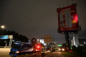 MBPJ turunkan papan iklan haram di Lebuhraya Persekutuan