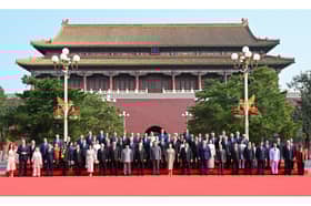 சீனாவில் வட கொரிய தலைவருடன் பிரதமர் சந்திப்பு - கைக்குலுக்கி அளவளாவினார்