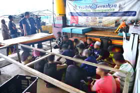 梳邦市厅突击雪州批发公市   34商贩接罚单.捕32非法移民