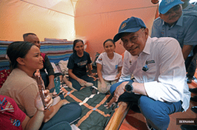 PM visits landslide, flood victims in Sabah