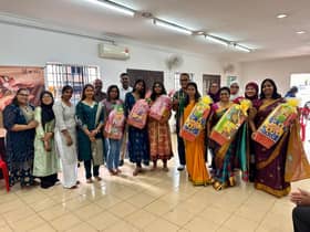 ஸ்ரீ செர்டாங் தொகுதியில் சேலை உடுத்தும் மற்றும் மருதாணி இடும்  பயிற்சி