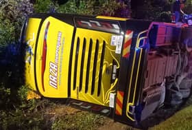 15 பேருடன் பயணித்த விரைவு பேருந்து கவிழ்ந்தது- இருவர் இடிபாடுகளில் சிக்கினர்