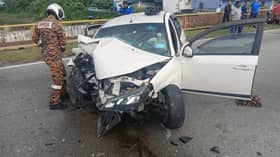 Suami maut, isteri dan tiga anak parah kereta langgar tiang elektrik