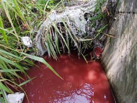 直落昂排水沟现红流 水务局查回收厂