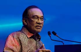 接受高级政治秘书辞职  安华：反贪会可独立调查指控