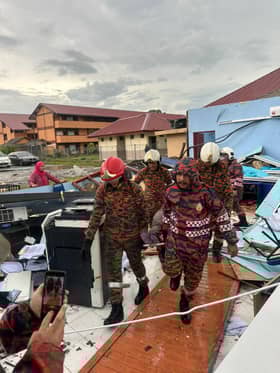 புயலால் தெலுக் பங்லிமா காராங்கில் பல பொதுக் கட்டடங்கள் சேதம்