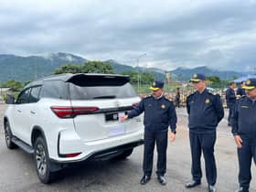 தன்முனைப்பு பேச்சாளர் பிற வாகன பதிவு எண்ணைப் பயன்படுத்தியதற்காக கைது