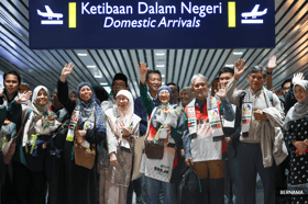 救援船队9大马志工回国   安华赠手机旺姐亲自接机