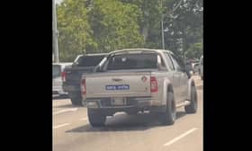 Polis siasat kenderaan tampal pelekat bahasa hebrew