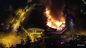 鹅唛PVC管工厂深夜大火  消拯员奋战6小时扑灭火势