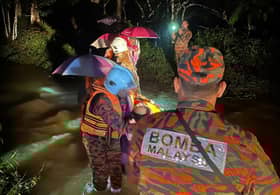 Banjir Kedah: Bomba selamatkan lapan sekeluarga terperangkap dalam dusun 