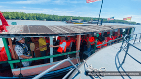 仅准载12人竟塞满51人！　超载木船吉胆岛海域被扣查