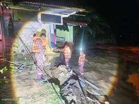Sebahagian rumah runtuh akibat arus deras sungai, tujuh sekeluarga selamat