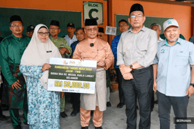 Islamic agencies channel hand over RM184,000 in aid to Telok Panglima Garang storm victims