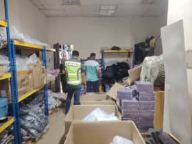 突击茨厂街4店 起获总值70万冒牌货