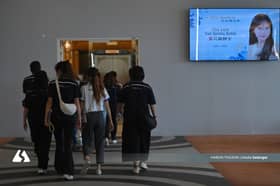 குடும்பத்தினர், ஆசிரியர்கள் மற்றும் பள்ளி மாணவர்கள் இறுதி அஞ்சலி செலுத்தினர்