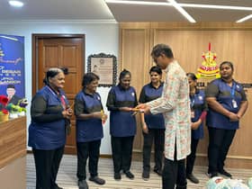 இந்திய தூய்மை பணியாளர்களுக்கு உணவு கூடை வழங்கும் நிகழ்வு