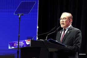 Stay united amid growing global uncertainty, Anwar tells Asean