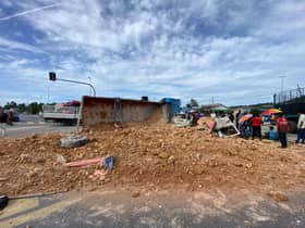 载沙罗里撞垃圾车  酿4车连环撞6人受伤