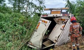 Pemandu maut, kelindan cedera lori muatan minyak masak terbabas