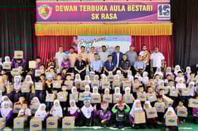 雪陆交局派头盔予学子   助灌输安全驾驶意识