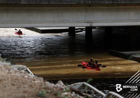 男子被洪流冲走生死未卜  警方：事发时从车内逃出