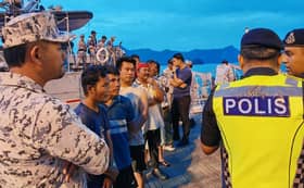 船舰近乎翻覆  1死18人获救