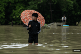 உலு லங்காட் மாவட்டத்தின் சில பகுதிகளில் வெள்ளம் சூழ்ந்தது
