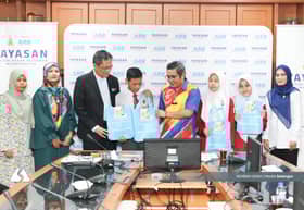 雪大臣机构基金发400学习用品予水灾区学生