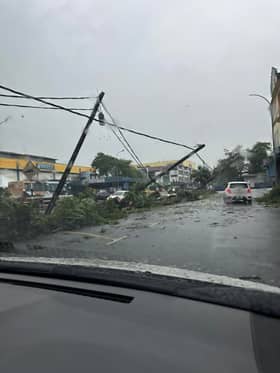 长命雨与“Senyar”夹击致水灾树倒  瓜冷风向不断转动极为异常！