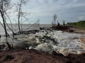 适耕庄五号沟河堤昨日崩塌  20户受灾7户疏散至临时中心