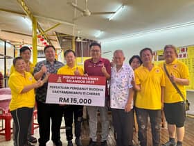 不会上网也不怕漏了雪州福利！王俊伟团队上门助庙宇申请拨款