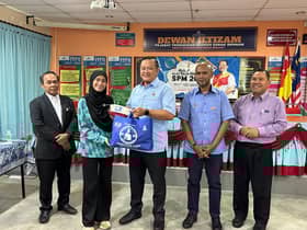 DUN Sungai Air Tawar serah 1,500 kit alat tulis kepada pelajar SPM