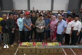 Mais distributes food boxes to flood victims in Meru, Sg Kandis