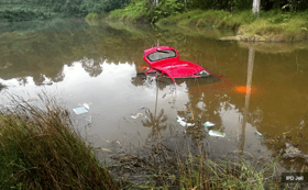 轿车校园失控坠湖  一博士丧命.友人获救