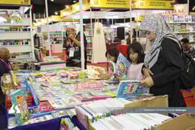 Ibu bapa serbu SIBF 2025 cari buku pendidikan untuk anak