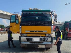 路税、驾照、保险全逾期！罗里司机奉命无照上路遭JPJ拦截